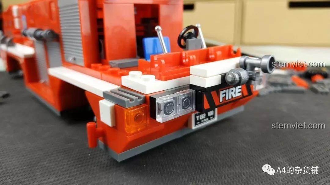 Phần đầu xe của đồ chơi xây dựng Xe cứu hỏa thành phố cho trẻ em từ 6 tuổi, với các chi tiết trang trí như còi hoặc tời kéo.