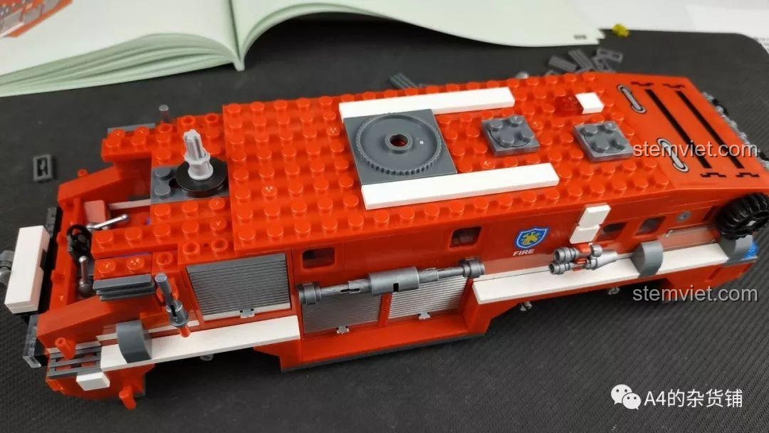Cận cảnh phần mui xe của Xe cứu hỏa 3030 tiết kiệm, với nhiều chi tiết phức tạp và thiết kế độc đáo.