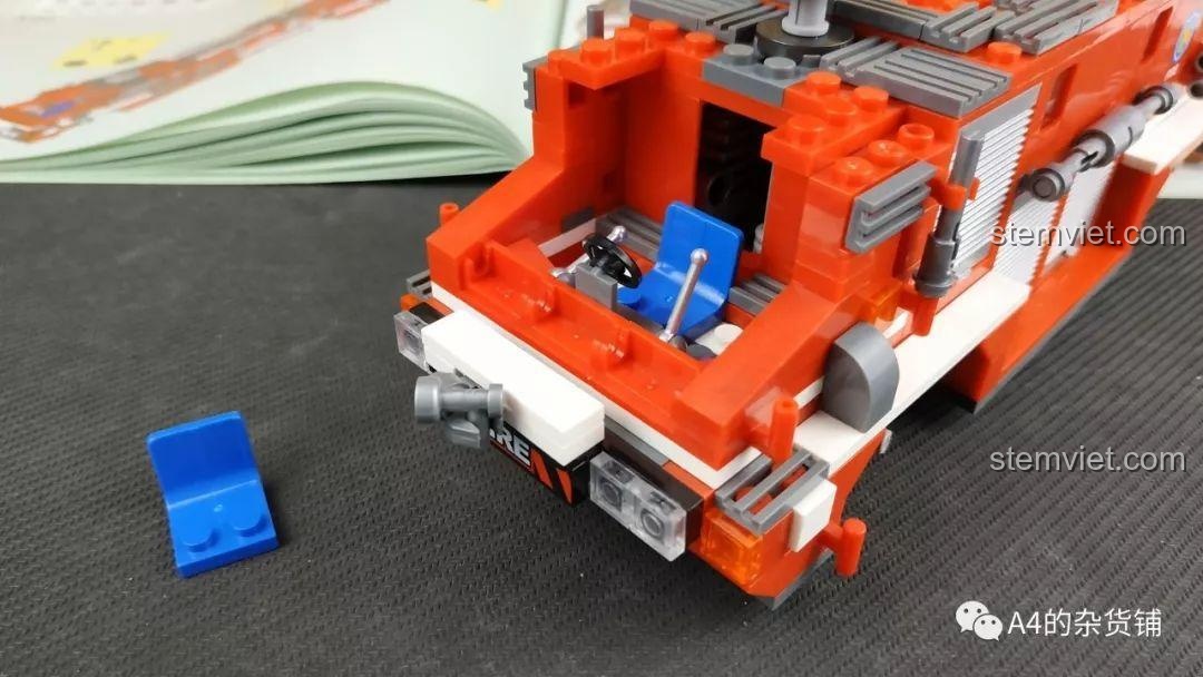 Cabin xe của đồ chơi xây dựng Xingbao 03030 giá tốt chỉ có một ghế lái, nhưng có thêm ghế dự phòng đi kèm.