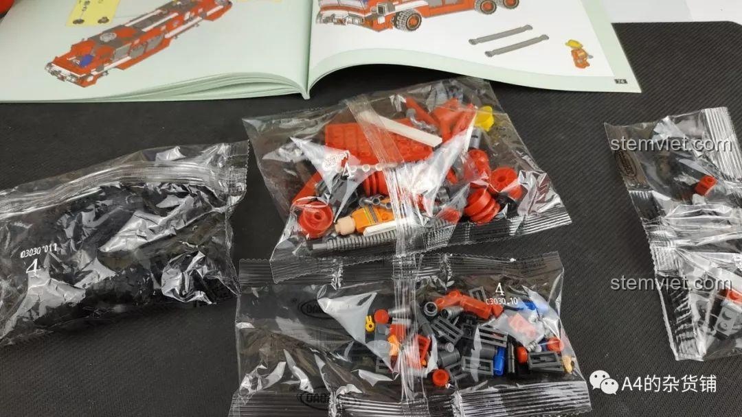 Các túi mảnh ghép được đánh số cho bước 4 của bộ đồ chơi Xe cứu hỏa chuyên dụng XB-03030 giá hời, chứa minifigure và các phụ kiện cuối cùng.