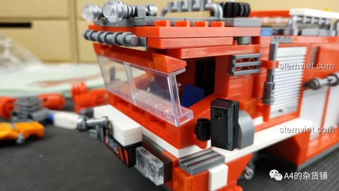 Chi tiết kính chắn gió và cabin của đồ chơi mô hình Xe chữa cháy XB03030 chất lượng cao giá tốt, thiết kế mở tiện lợi.