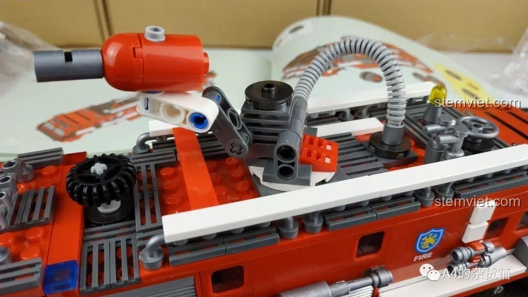 Chi tiết phần nóc xe của đồ chơi lắp ghép Xe chữa cháy 3030 giá bình dân, với vòi phun nước có thể xoay và điều chỉnh.