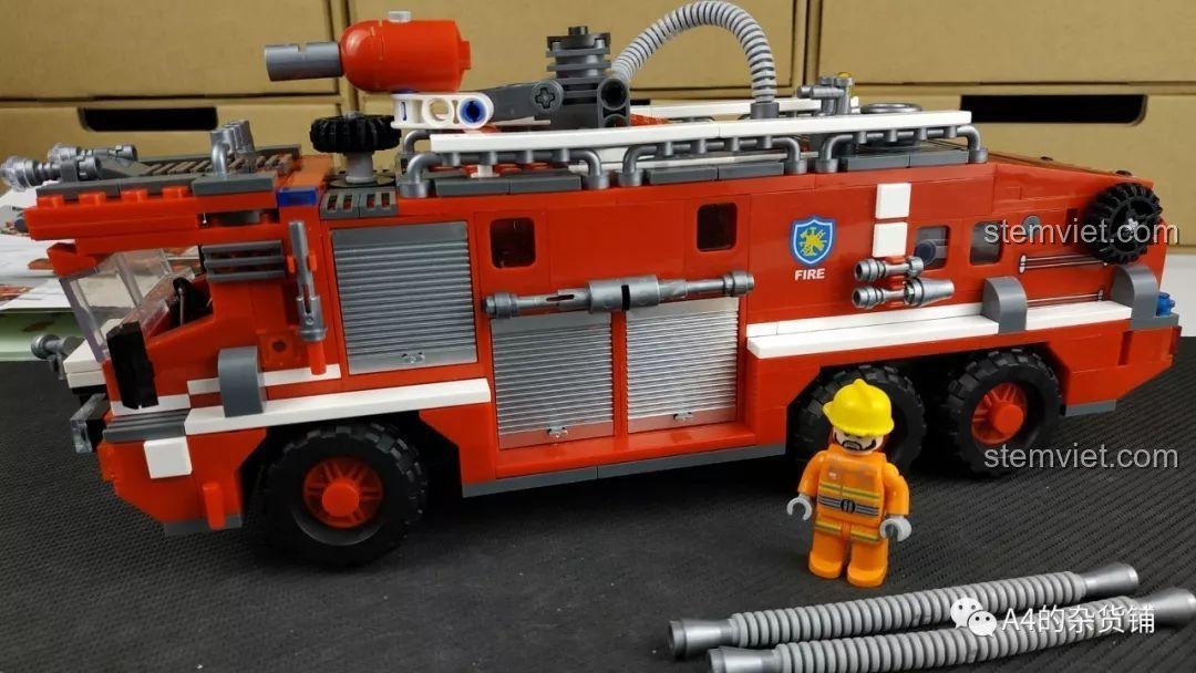 Cận cảnh minifigure lính cứu hỏa đứng cạnh bộ xếp hình XB03030 xịn giá rẻ, tạo cảnh quan sinh động cho mô hình.