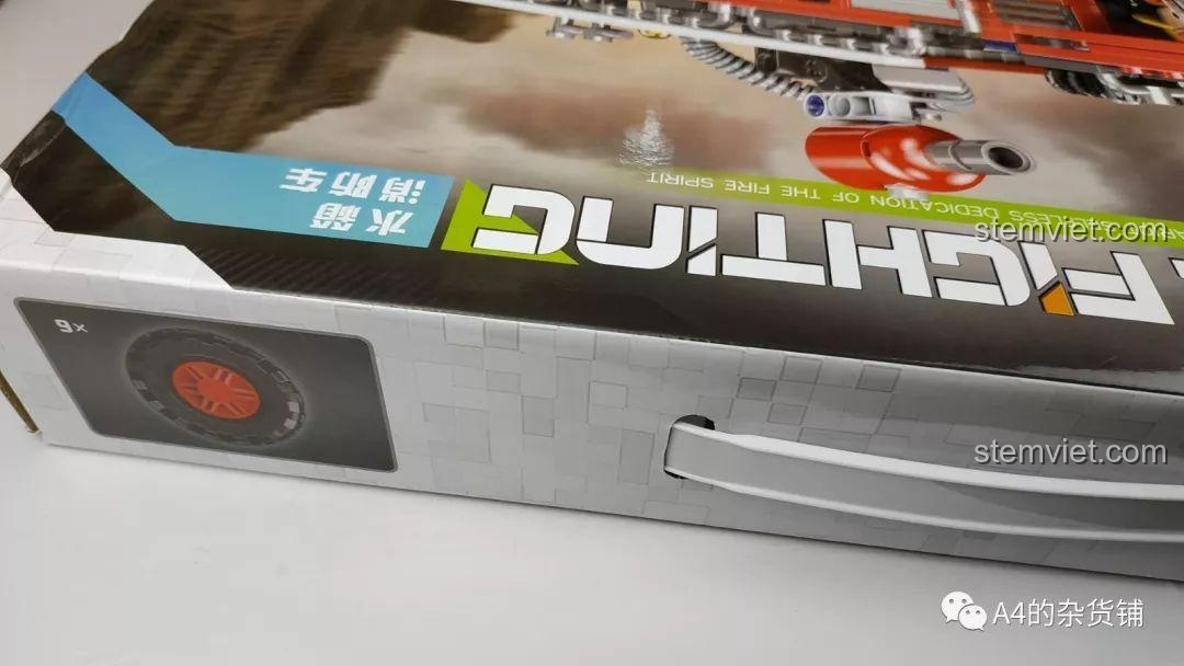 Chi tiết tay cầm trên hộp bộ xếp hình Xe cứu hỏa thành phố XB-03030, tiện lợi cho việc di chuyển và làm quà tặng.