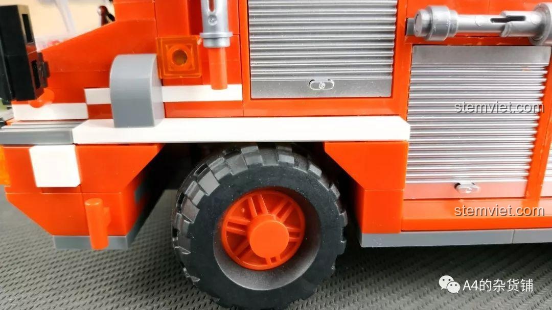 Góc lái thực tế của bánh xe đồ chơi lắp ghép Xe cứu hỏa cho bé 6+, cho thấy khả năng xoay không lớn.