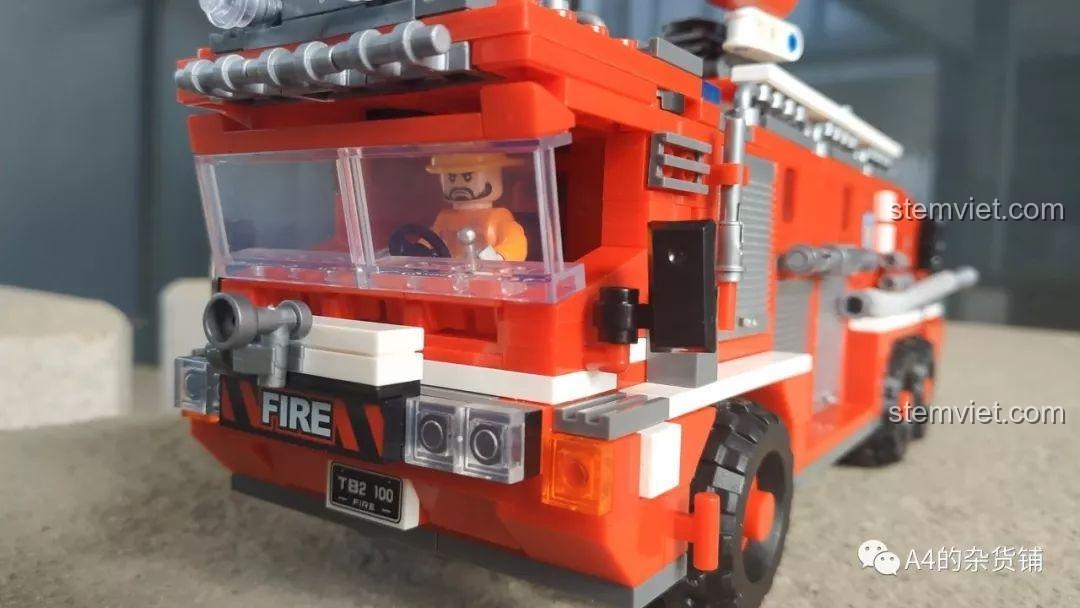 Góc nhìn phía trước của mô hình Xe cứu hỏa chuyên dụng Xingbao XB 03030, chi tiết cabin và đèn pha, rất chân thực.