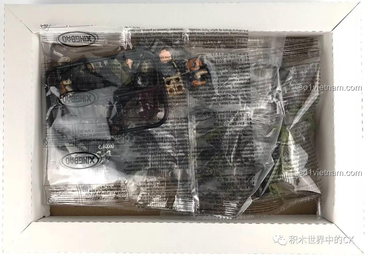 Bên trong hộp Xingbao XB-06008 mô tô quân sự, các túi chi tiết được sắp xếp gọn gàng, sẵn sàng lắp ráp.