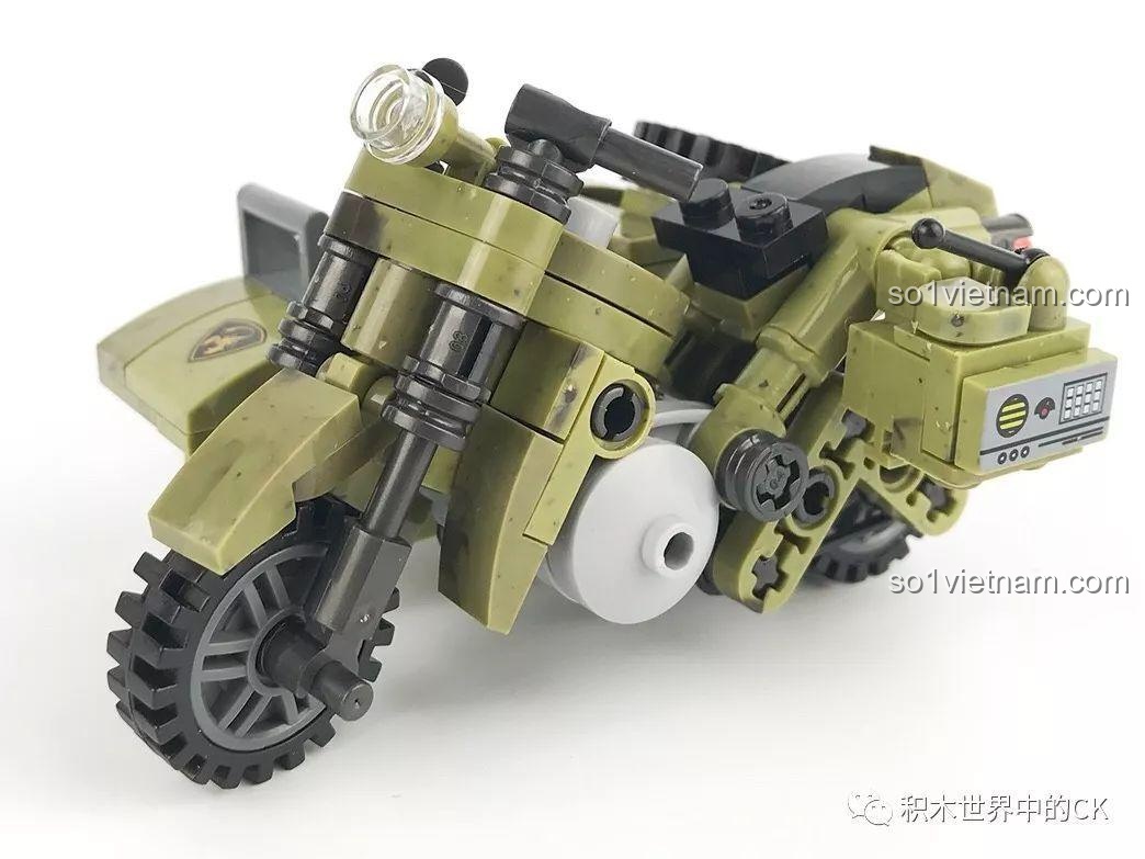 Góc nhìn cạnh trước của mô tô quân sự Xingbao XB-06008, chi tiết bánh xe và đèn pha.