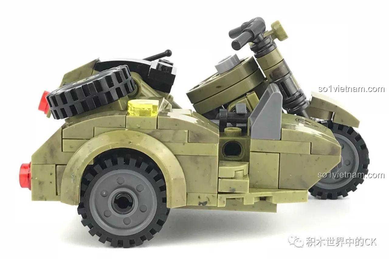 Mô tô quân sự Xingbao XB-06008 nhìn từ cạnh bên, thể hiện chiều dài và thiết kế thùng bên.