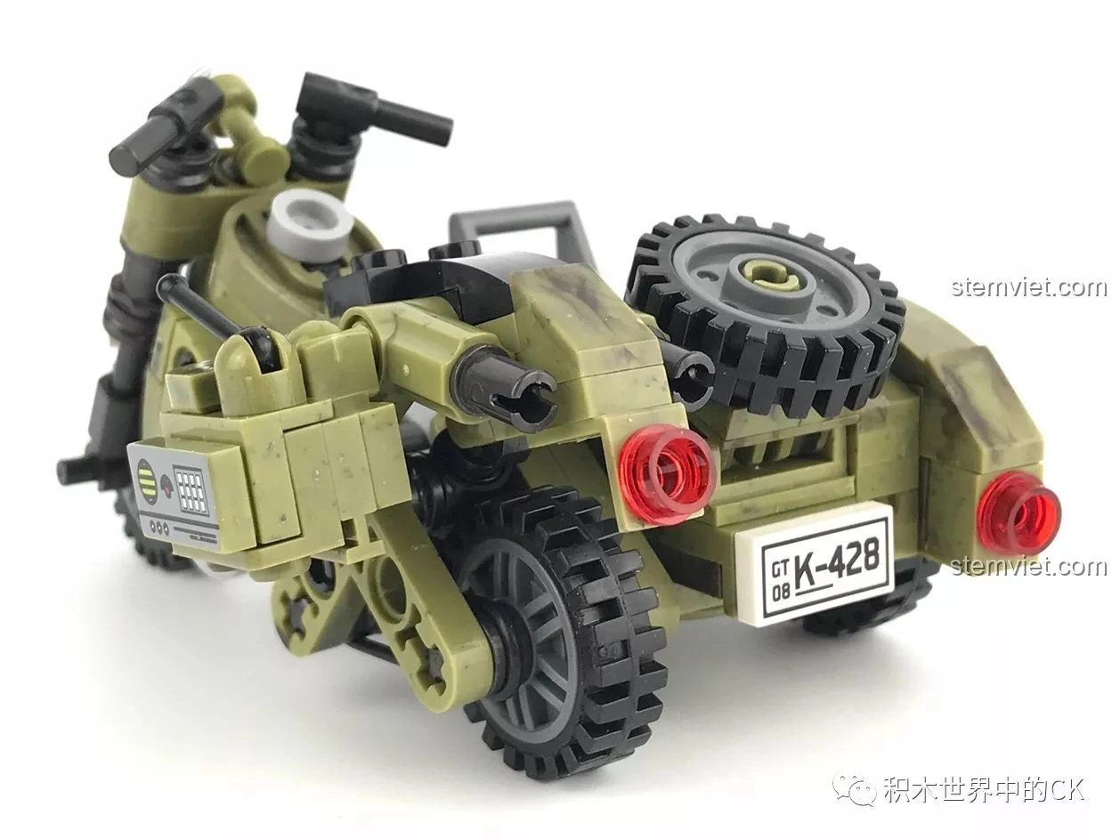 Mặt sau XINGBAO XB-06008 Xe mô tô kèm thùng với bánh dự phòng và biển số, review XINGBAO XB-06008 Xe mô tô quân sự.