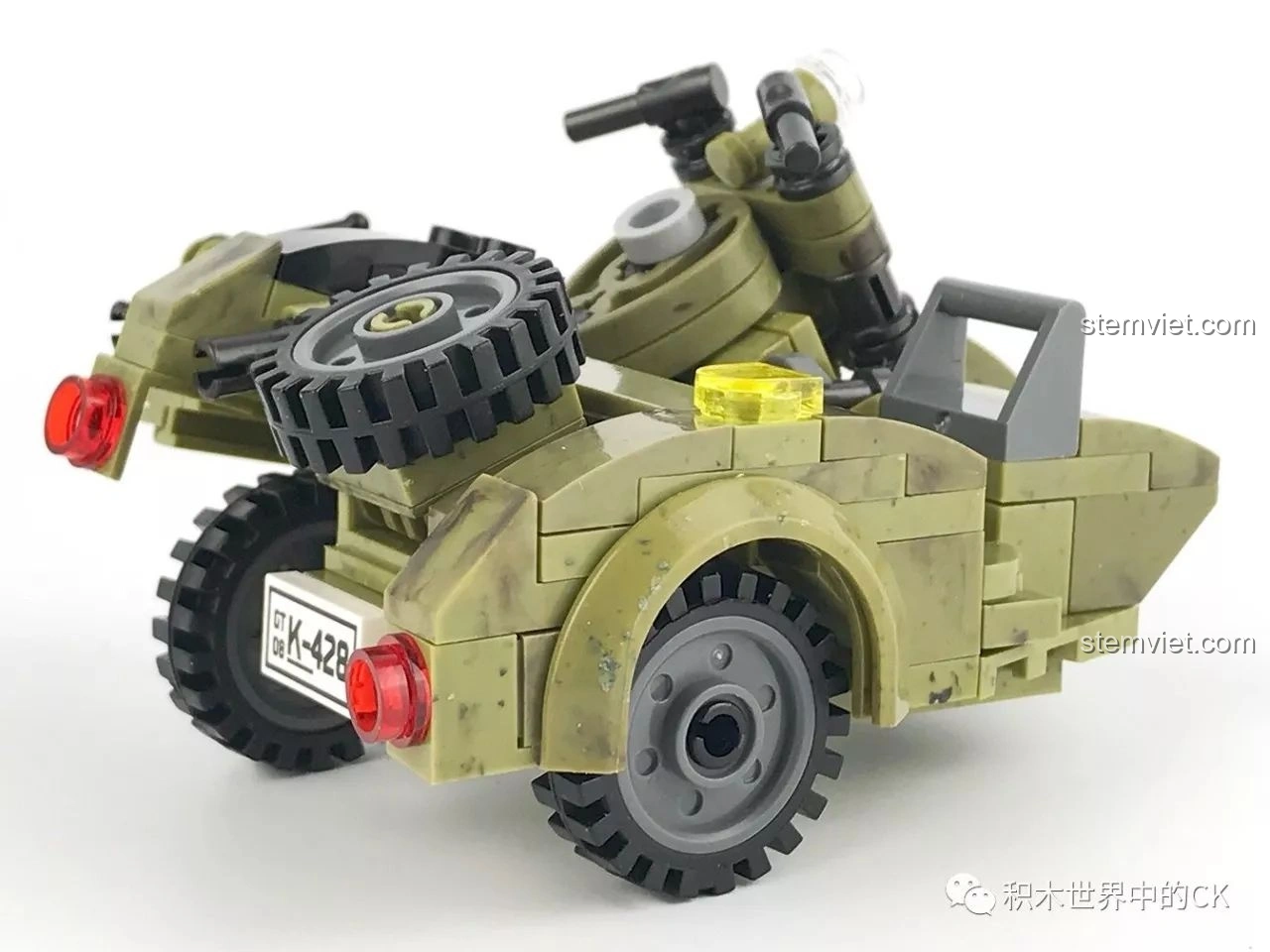 Góc nghiêng phía sau XINGBAO XB-06008 Xe mô tô kèm thùng, thùng xe và đèn hậu, review XINGBAO XB-06008 Xe mô tô quân sự.