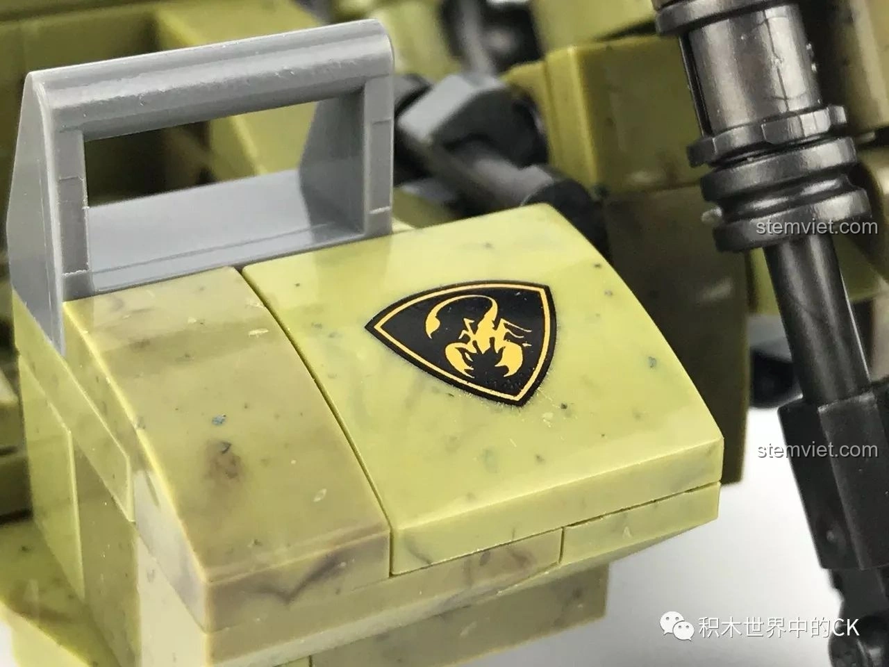 Cận cảnh vòng cao su trong hướng dẫn XINGBAO XB-06008 Xe mô tô kèm thùng, lắp ráp đúng cách, review XINGBAO XB-06008 Xe mô tô quân sự.