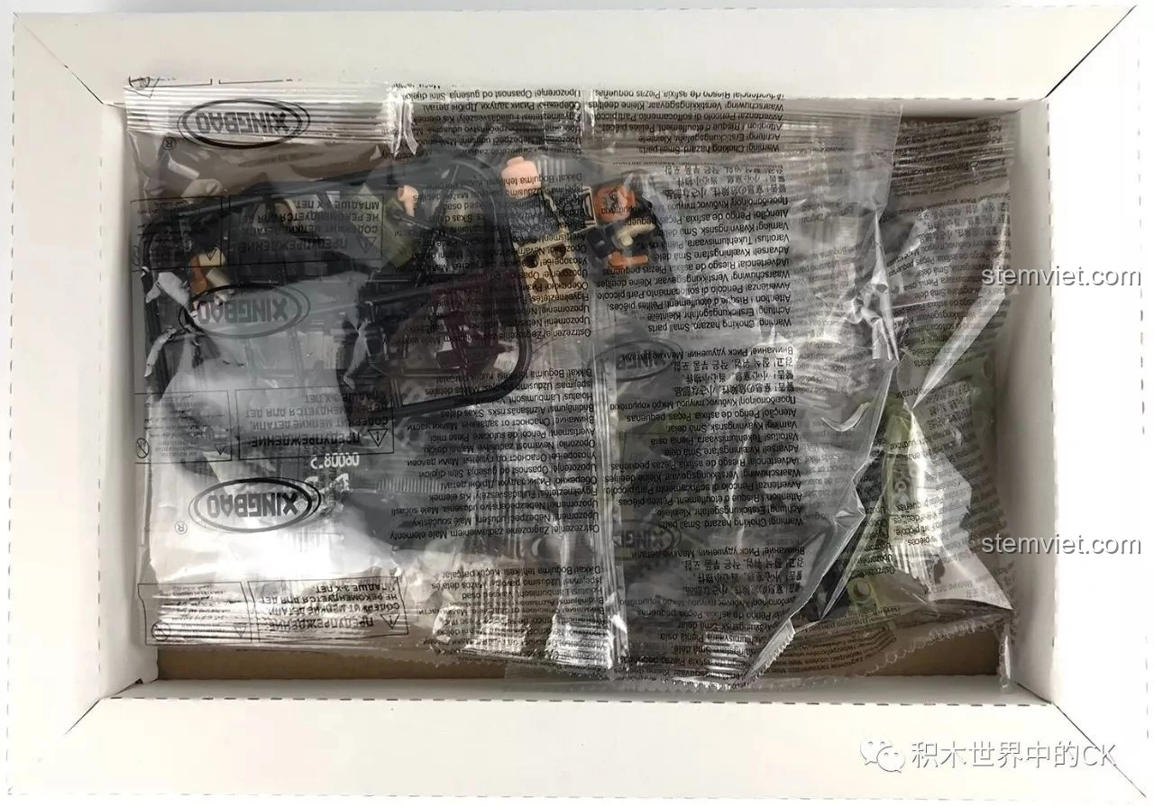 Bên trong hộp XINGBAO XB-06008 Xe mô tô quân sự với các túi mảnh ghép được đóng gói cẩn thận, đánh giá XINGBAO XB-06008 Xe mô tô dã chiến.