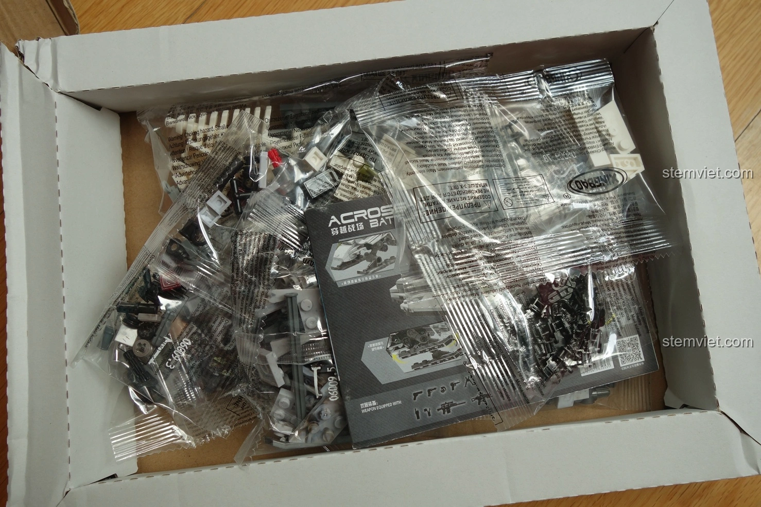 Bên trong hộp đồ chơi lắp ráp Xingbao XB-06009 Xe Mô Tô Tuyết Cực Tốc Xuyên Chiến Trường, các túi linh kiện được đóng gói riêng biệt.