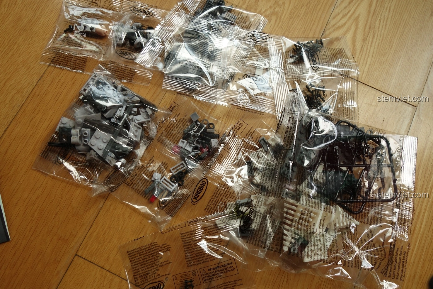 Các túi linh kiện của bộ lắp ráp Xingbao XB-06009 Xe Mô Tô Tuyết Cực Tốc Xuyên Chiến Trường được phân loại theo bước lắp ráp.