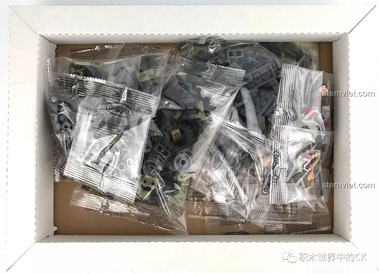 Bên trong hộp đồ chơi Xingbao XB-06010 Xe Địa Hình Sa Mạc Oprah với các túi mảnh ghép được phân loại.