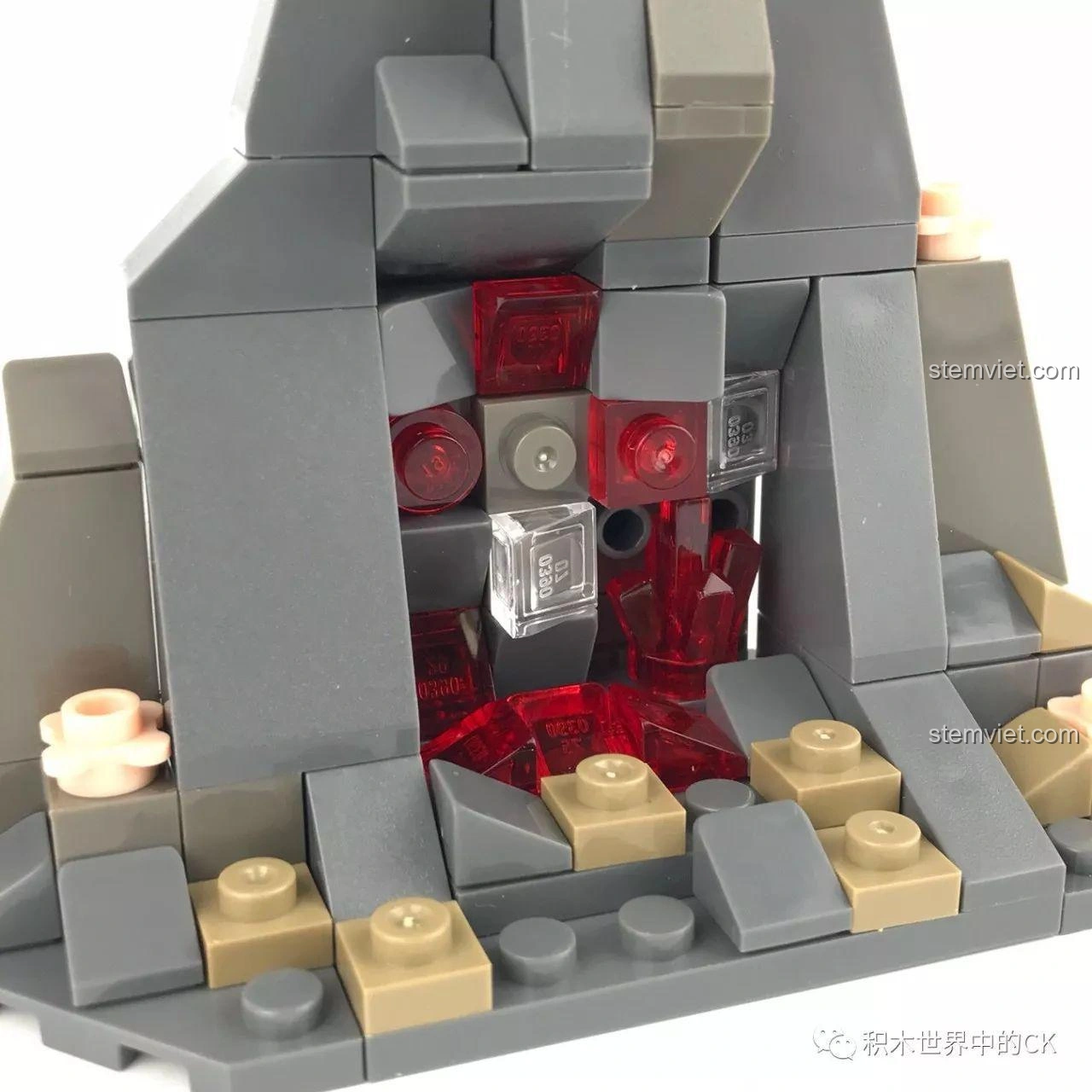 Cận cảnh 'Hồng Thạch' và các mảnh ghép trong suốt bên trong mô hình núi đá của Xingbao XB-06010.