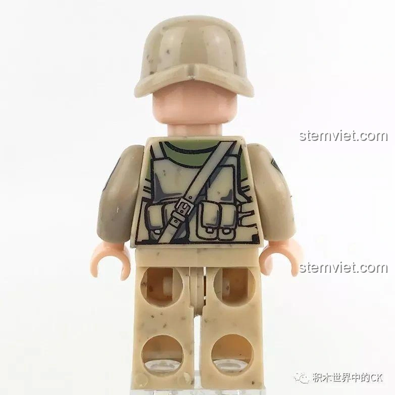 Mặt sau của minifigure đội trưởng Oprah từ bộ lắp ghép Xingbao XB-06010 Xe Địa Hình Sa Mạc Oprah.