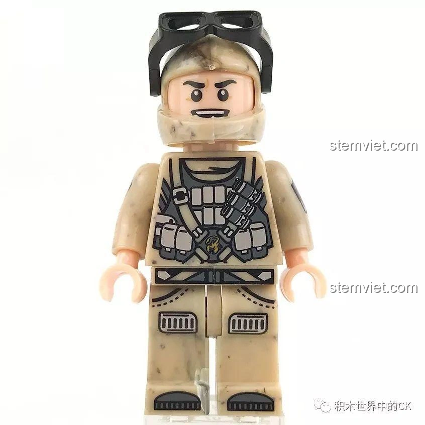 Minifigure người lính (Soldier) trong bộ đồ chơi Xingbao XB-06010 Xe Địa Hình Sa Mạc Oprah với mũ và kính bảo hộ.