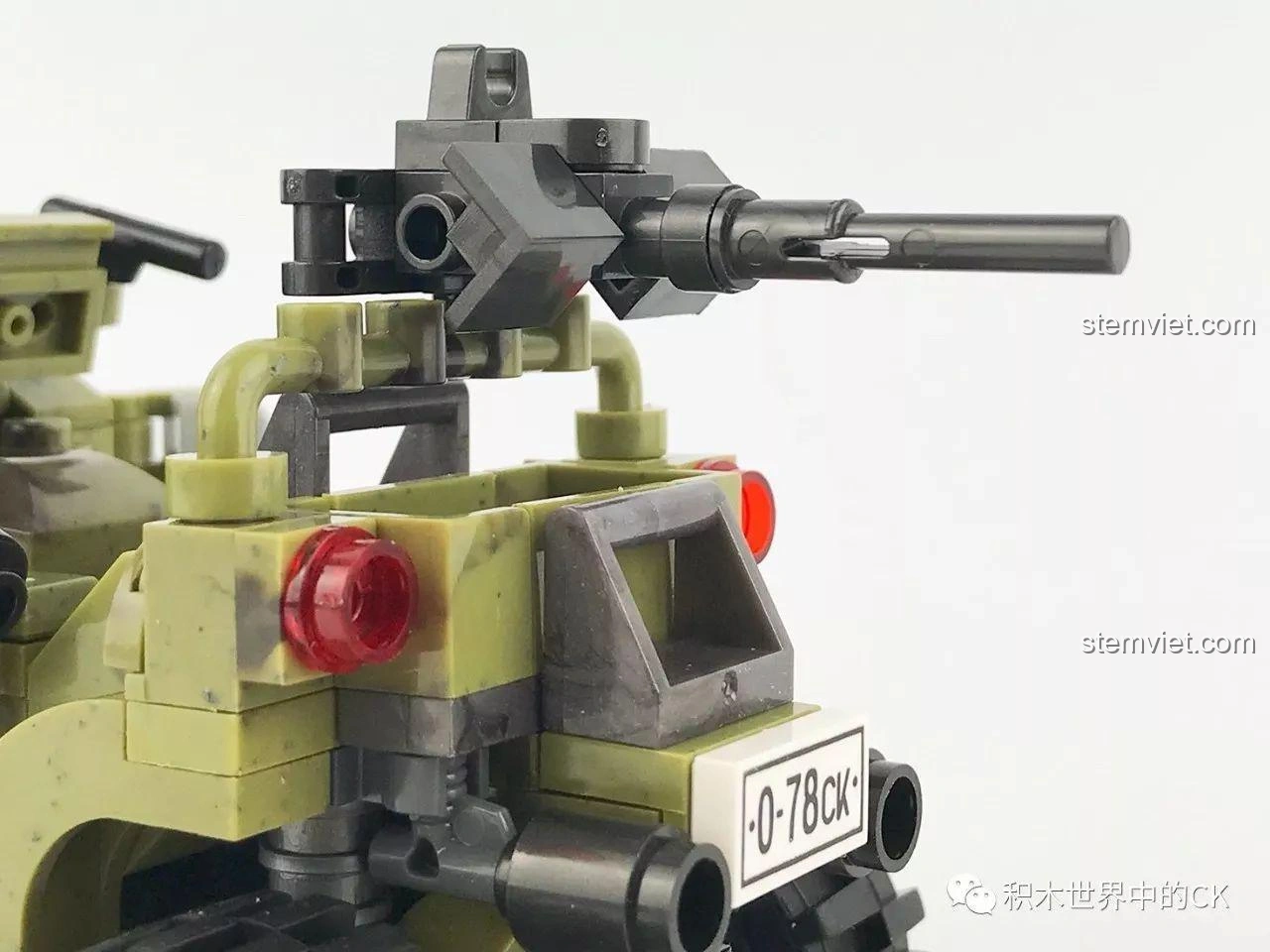 Toàn bộ bộ đồ chơi lắp ráp Xingbao XB-06010 Xe Địa Hình Sa Mạc Oprah đã hoàn chỉnh, bao gồm xe, nhân vật và núi đá.