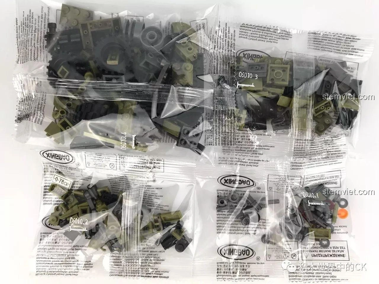 Các túi mảnh ghép của bộ lắp ghép Xingbao XB-06010 Xe Địa Hình Sa Mạc Oprah được phân loại theo bước.