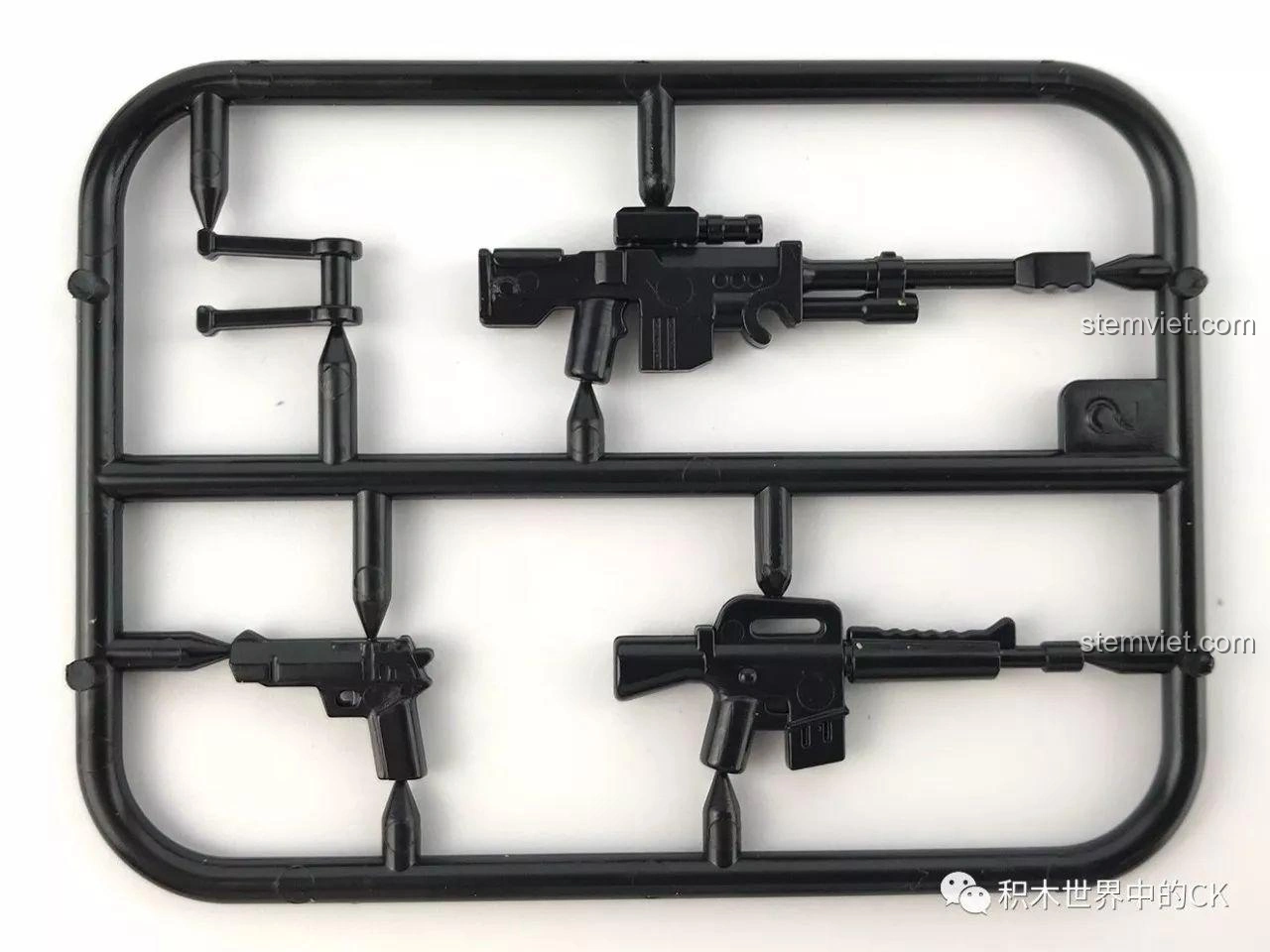 Bảng vũ khí đi kèm bộ đồ chơi Xingbao XB-06010 Xe Địa Hình Sa Mạc Oprah, gồm súng trường và súng lục.