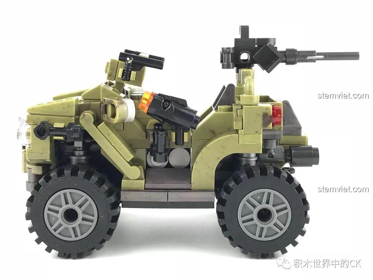 Góc nhìn bên hông của mô hình xe địa hình Xingbao XB-06010 Xe Địa Hình Sa Mạc Oprah.