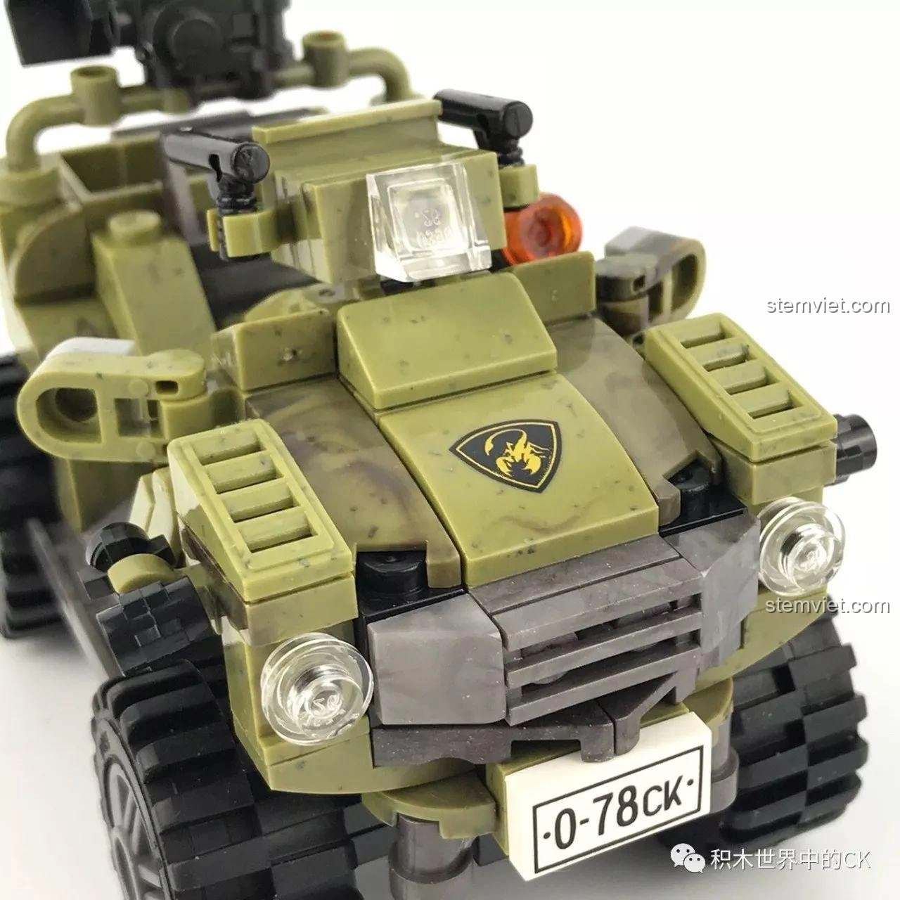 Cận cảnh logo và màu sắc rằn ri trên nắp capo của mô hình xe địa hình Xingbao XB-06010.