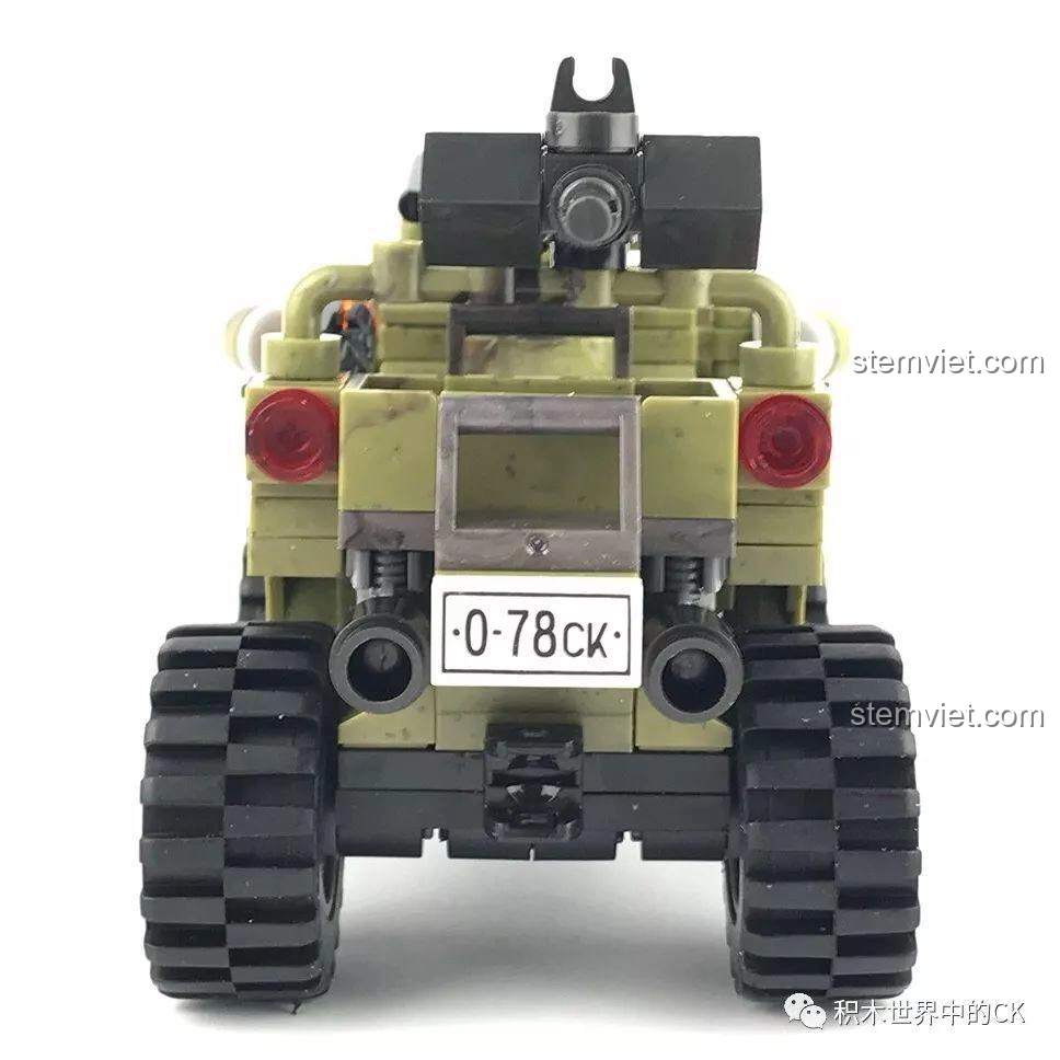 Góc nhìn từ phía sau của mô hình xe địa hình Xingbao XB-06010 Xe Địa Hình Sa Mạc Oprah.