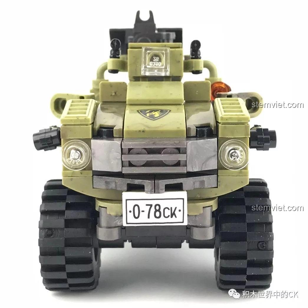 Mặt trước của mô hình xe địa hình Xingbao XB-06010 Xe Địa Hình Sa Mạc Oprah, với đèn pha và biển số.