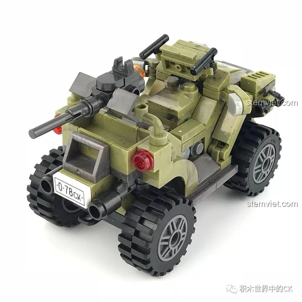 Góc nhìn nghiêng từ phía sau của mô hình xe địa hình Xingbao XB-06010 Xe Địa Hình Sa Mạc Oprah.