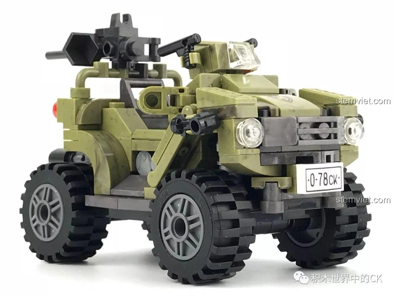 Góc nhìn nghiêng từ phía trước của mô hình xe địa hình Xingbao XB-06010 Xe Địa Hình Sa Mạc Oprah.