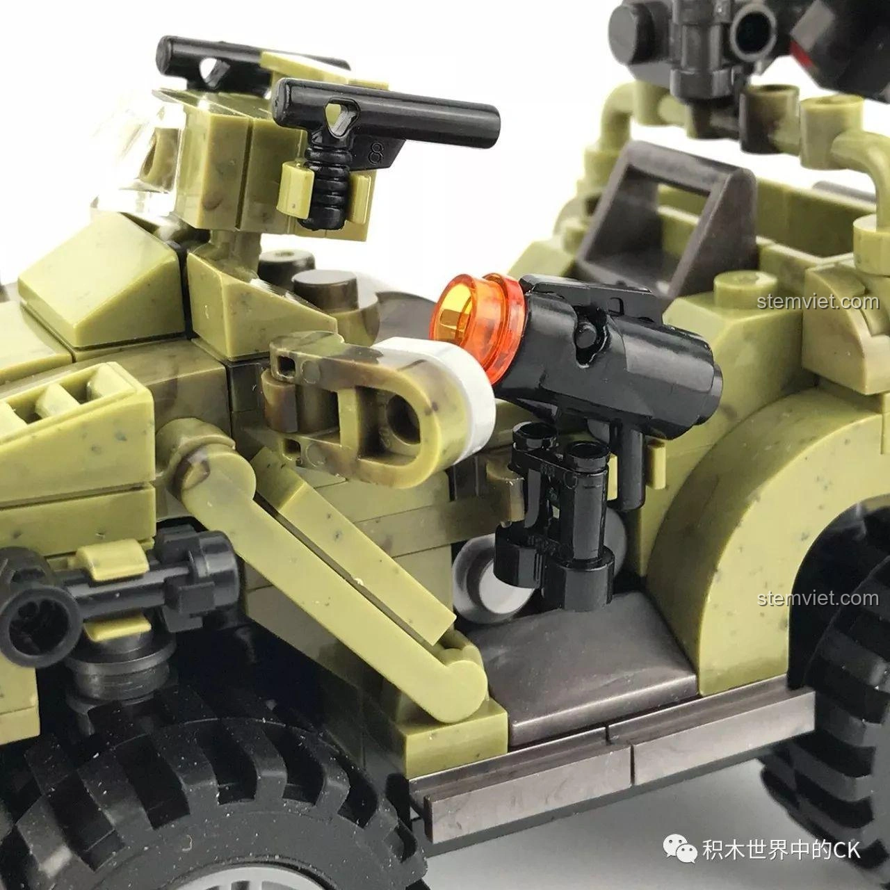 Chi tiết súng máy phụ và đèn tín hiệu trên mô hình xe địa hình Xingbao XB-06010 Xe Địa Hình Sa Mạc Oprah.
