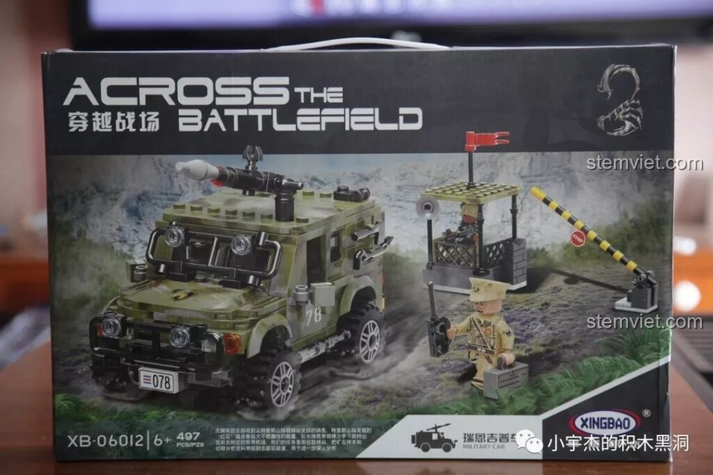 Hộp đồ chơi lắp ráp Xingbao XB-06012 Xe Jeep Ryan Xuyên Qua Chiến Trường màu xanh quân đội, có hình xe jeep và trạm kiểm soát.