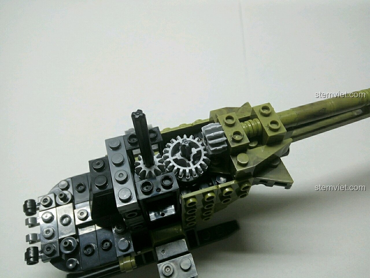 Cấu trúc cơ khí phức tạp bên trong mô hình Trực Thăng Quân Sự XB06013 đang dần được hoàn thiện, với nhiều bánh răng và trục.