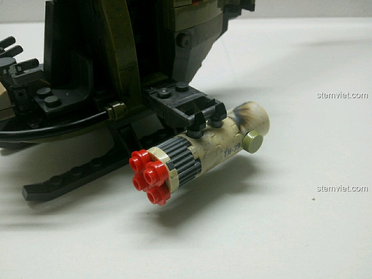 Minifigure lính đã được đặt vào buồng lái của mô hình Trực Thăng Quân Sự XB06013, sẵn sàng cho nhiệm vụ.