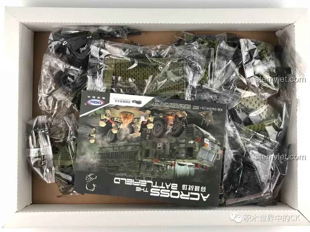 Bên trong hộp bộ lắp ráp XINGBAO XB-06014 Xe Tải Quân Đội Scorpio, với các túi mảnh ghép và sách hướng dẫn.