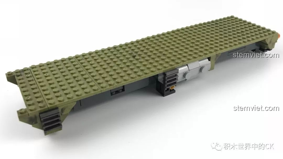 Khung gầm ban đầu của bộ lắp ráp XINGBAO XB-06014 Xe Tải Quân Đội Scorpio đang được lắp ráp.