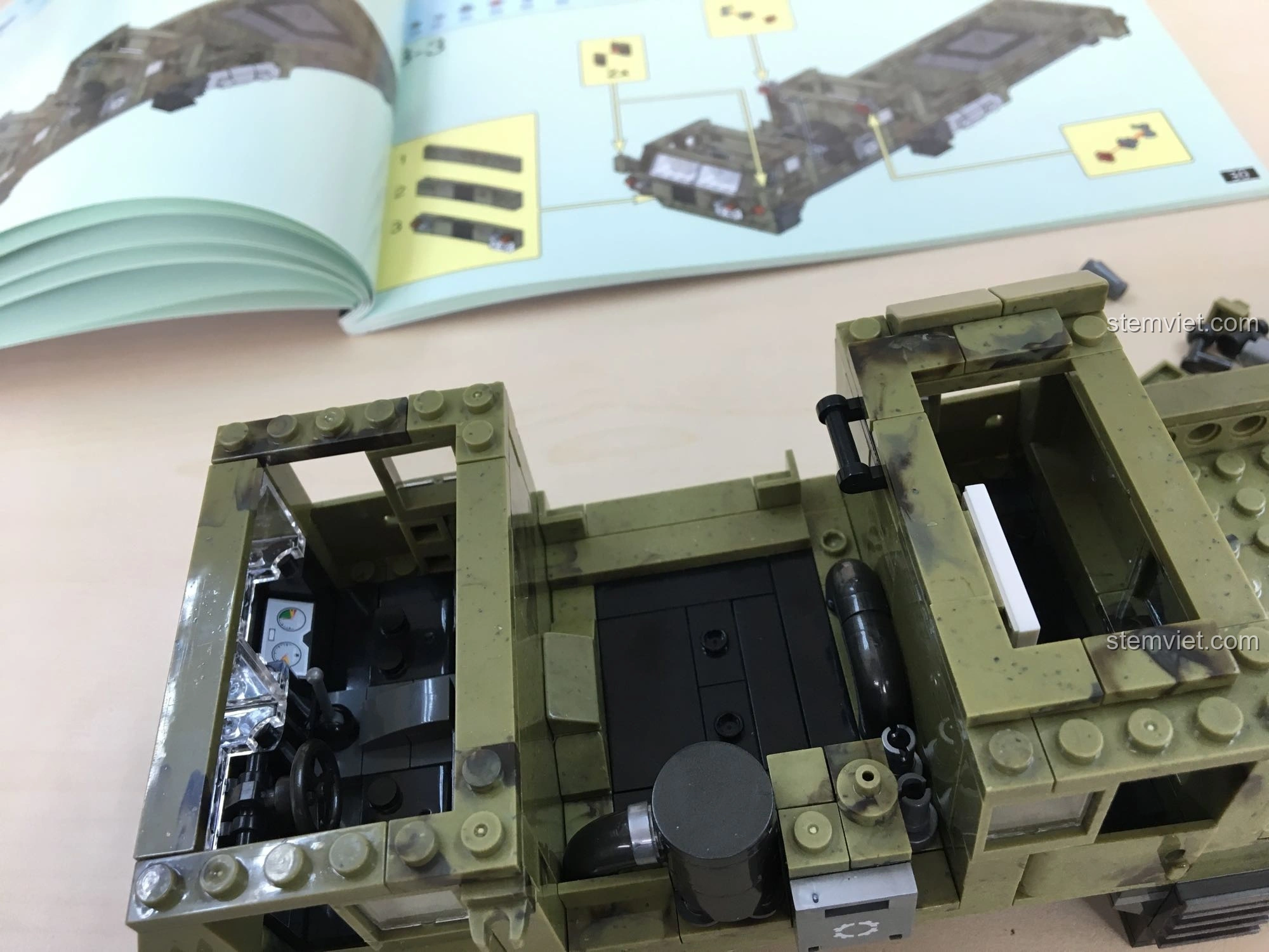 Quá trình lắp ráp buồng lái của XINGBAO XB-06014 Xe Tải Quân Sự Thiên Hạt, cho thấy các chi tiết nội thất.