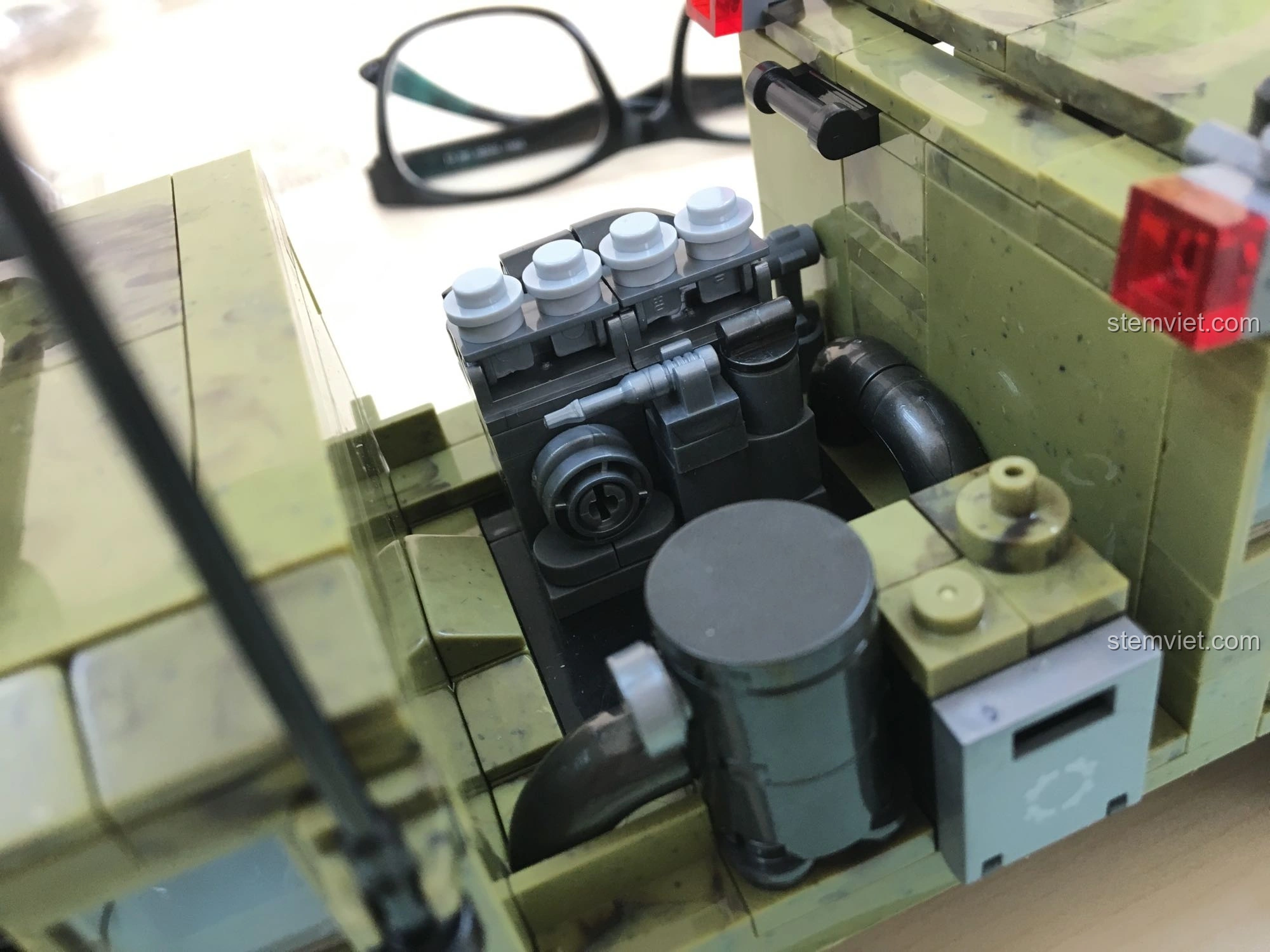 Chi tiết động cơ của bộ lắp ráp XINGBAO XB-06014 Xe Tải Quân Sự Thiên Hạt, thể hiện sự phức tạp và chân thực.