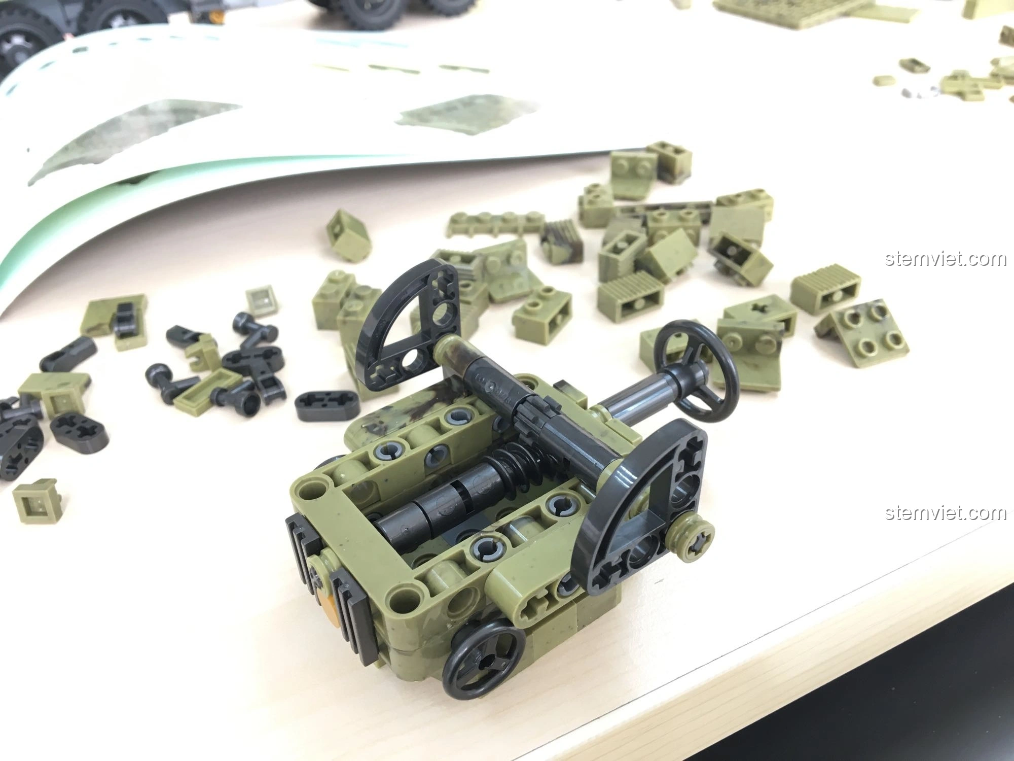 Hệ thống phóng tên lửa của XINGBAO XB-06014 Xe Tải Quân Sự Thiên Hạt đang được lắp ráp riêng biệt, với các chi tiết nhỏ.