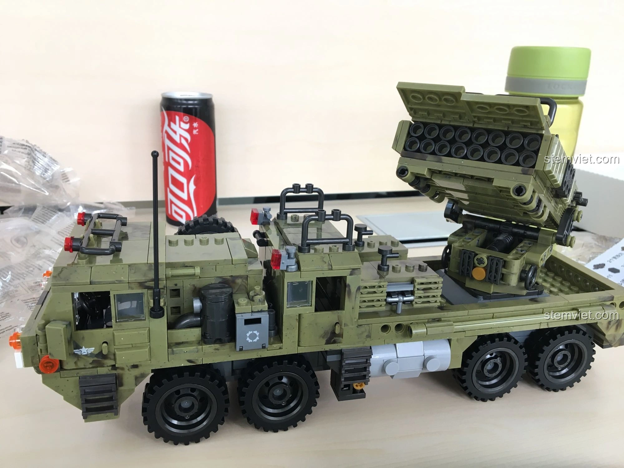 Góc nhìn khác của mô hình XINGBAO XB-06014 Xe Tải Quân Sự Thiên Hạt hoàn chỉnh, với hệ thống phóng tên lửa nâng cao.