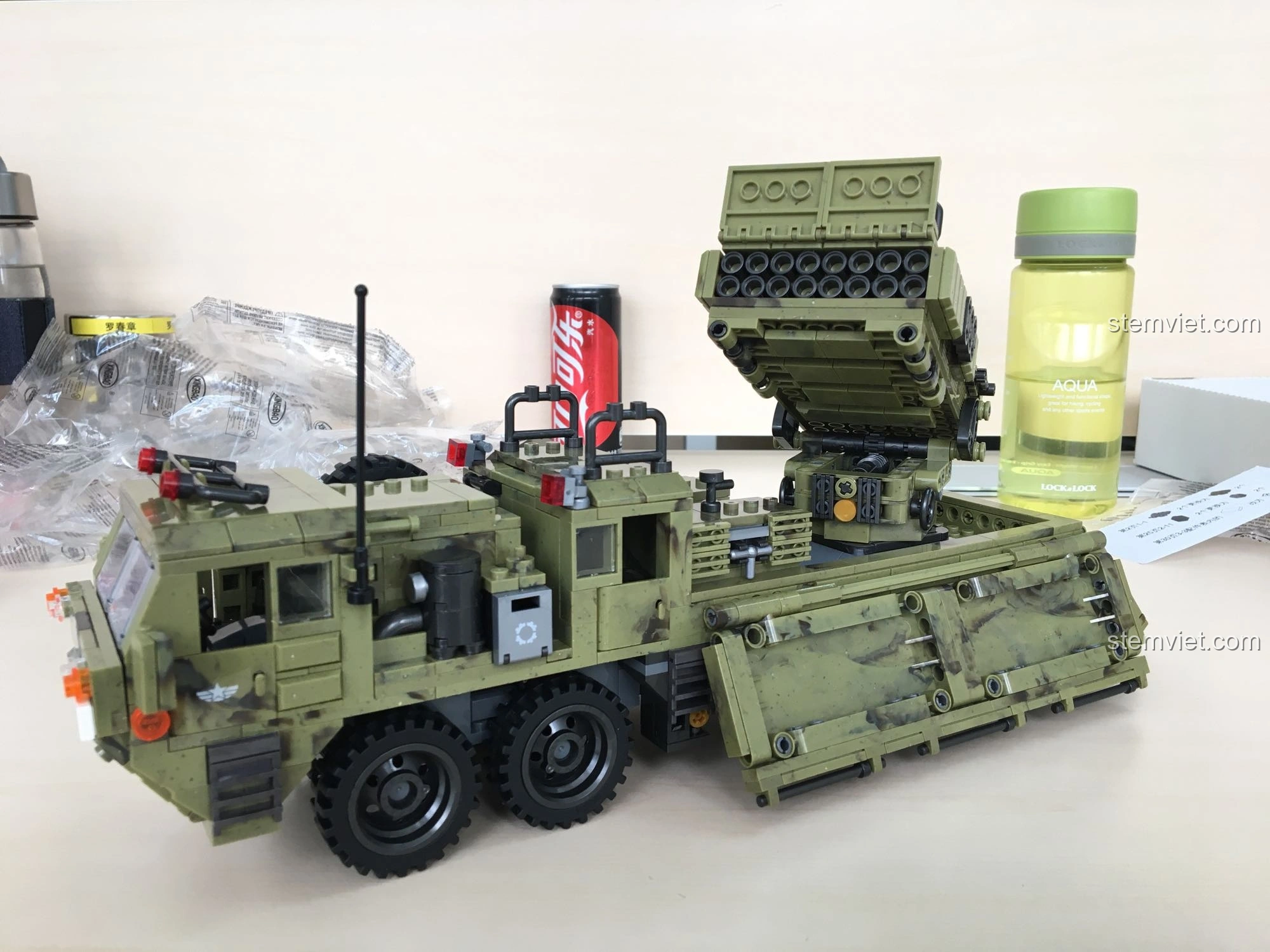 Mô hình hoàn chỉnh của XINGBAO XB-06014 Xe Tải Quân Sự Thiên Hạt với hệ thống phóng tên lửa được nâng lên, sẵn sàng chiến đấu.