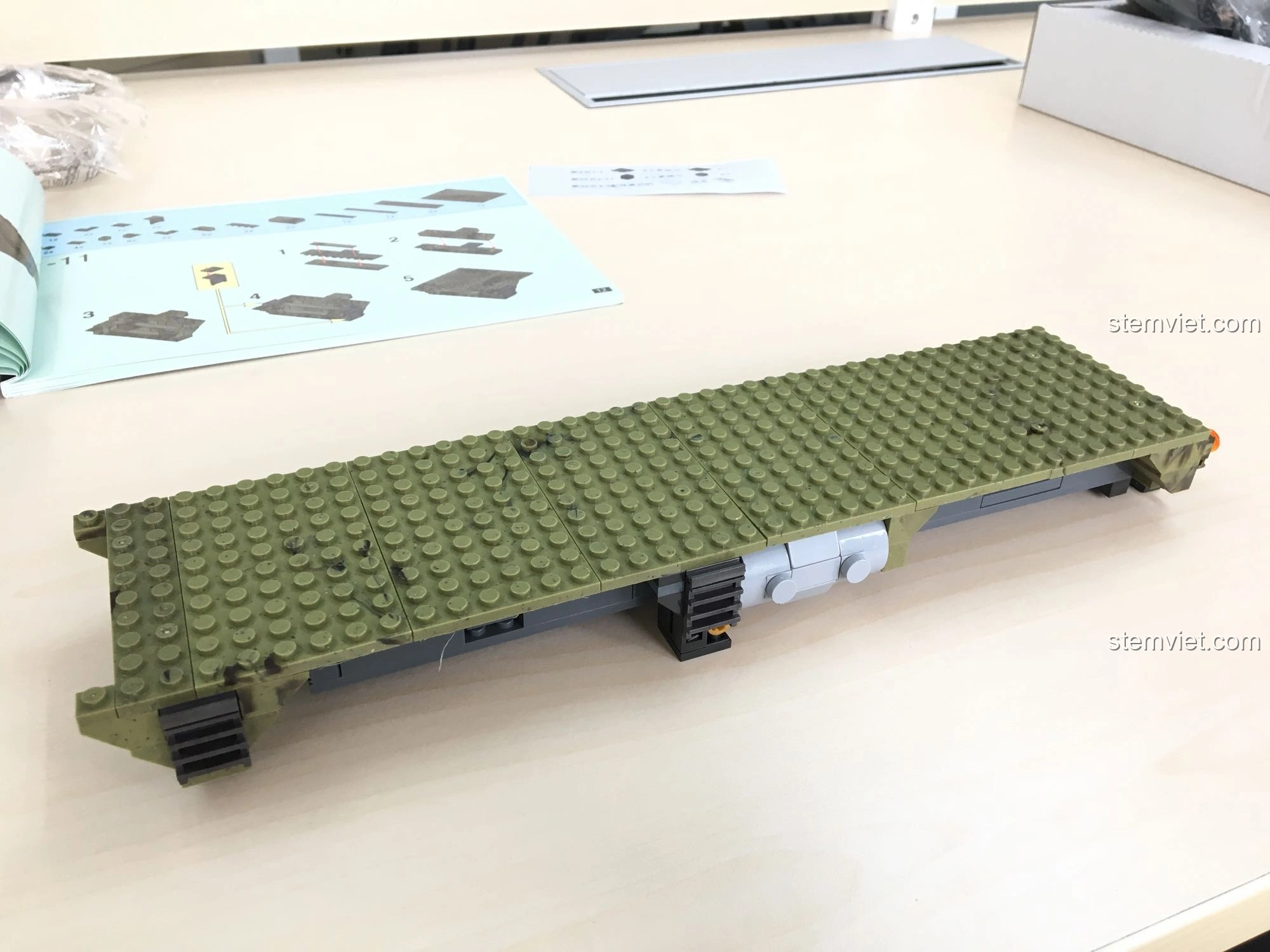 Khung gầm cơ bản của bộ lắp ráp XINGBAO XB-06014 Xe Tải Quân Sự Thiên Hạt đang được lắp ráp, thể hiện cấu trúc ban đầu.