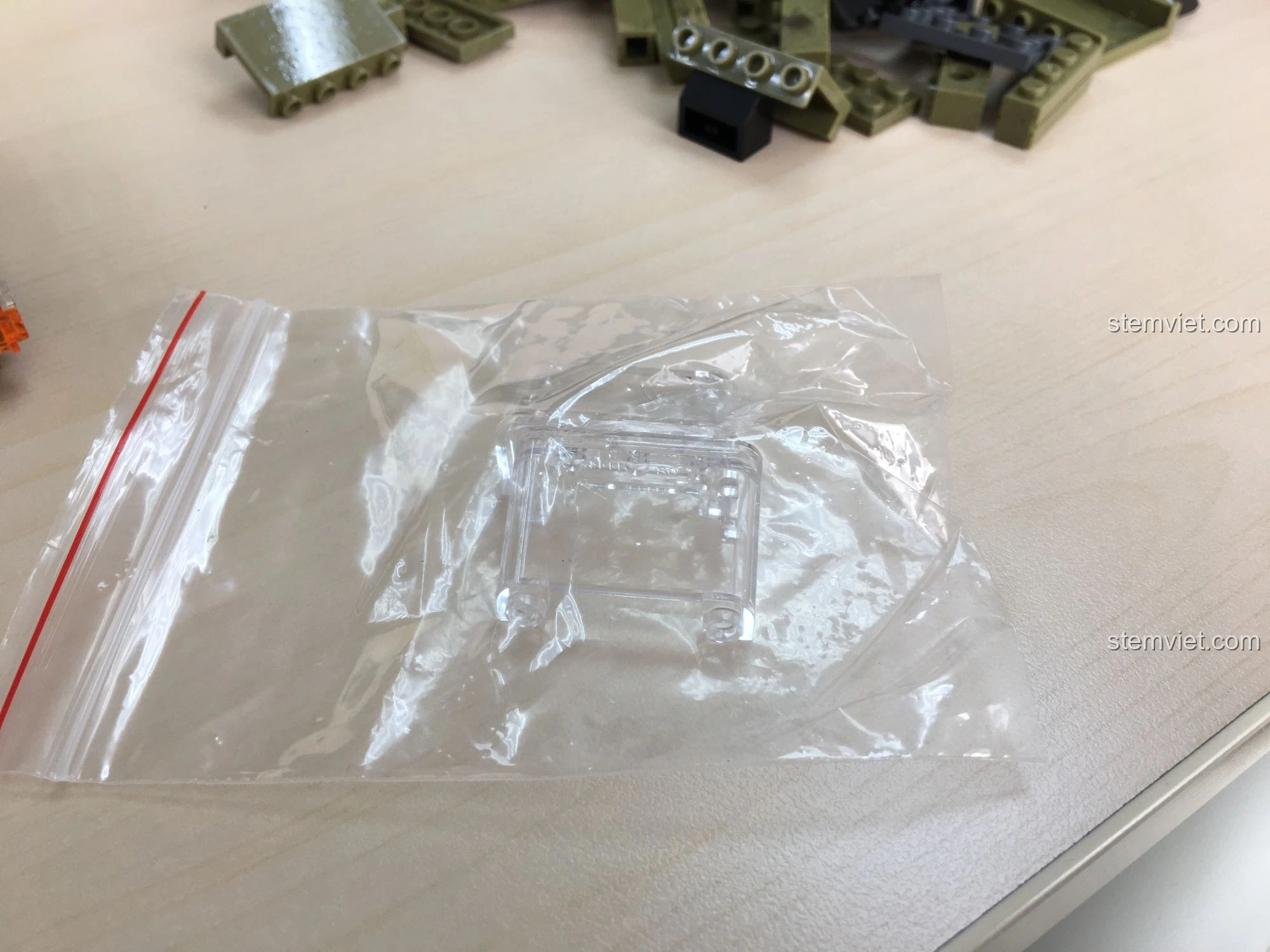 Các mảnh ghép trong suốt của bộ lắp ráp XINGBAO XB-06014 Xe Tải Quân Sự Thiên Hạt được đóng gói riêng biệt.