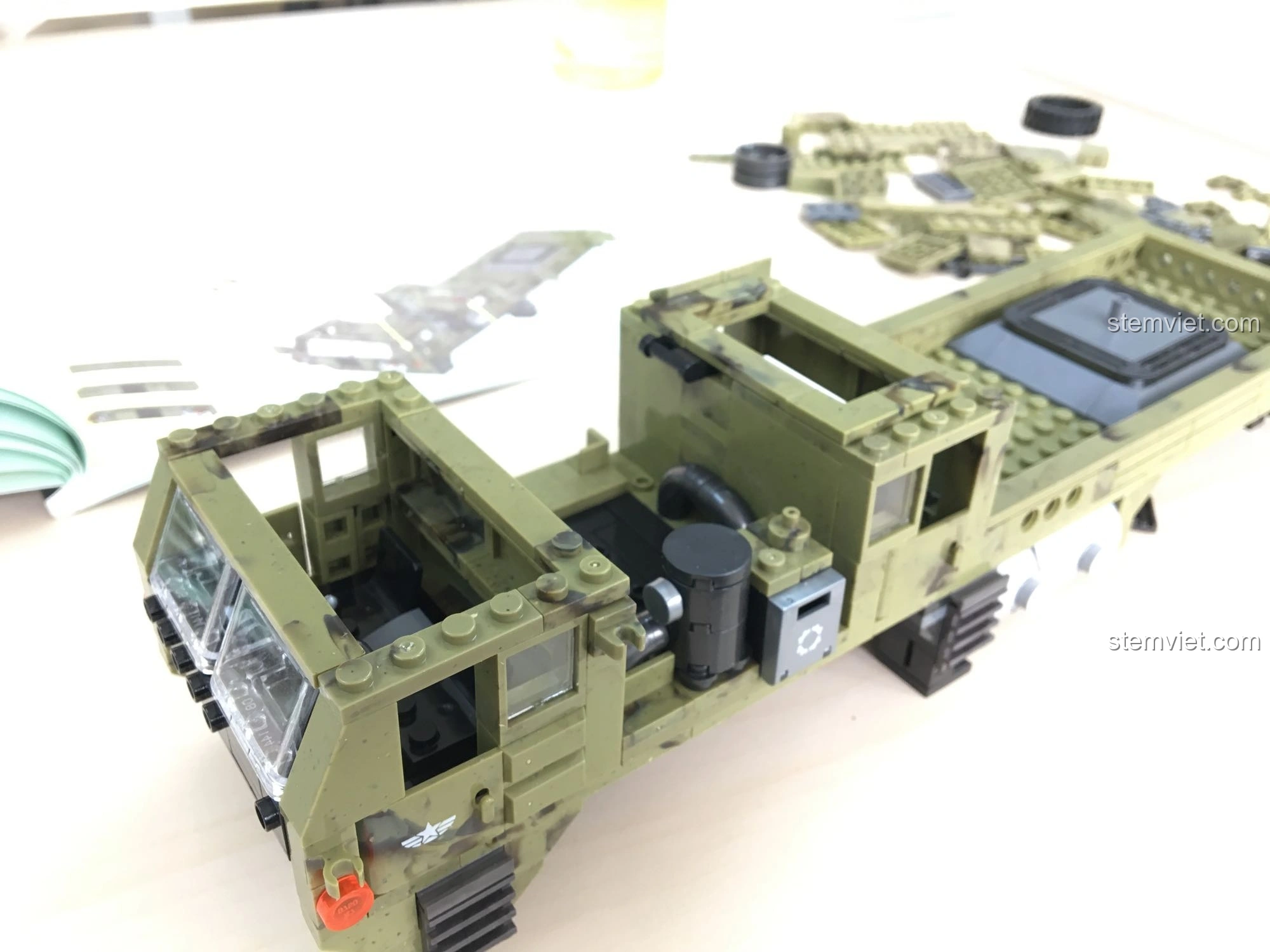 Phần thân trước của xe tải quân sự XINGBAO XB-06014 Xe Tải Hạng Nặng Thiên Hạt đang được lắp ráp hoàn chỉnh.