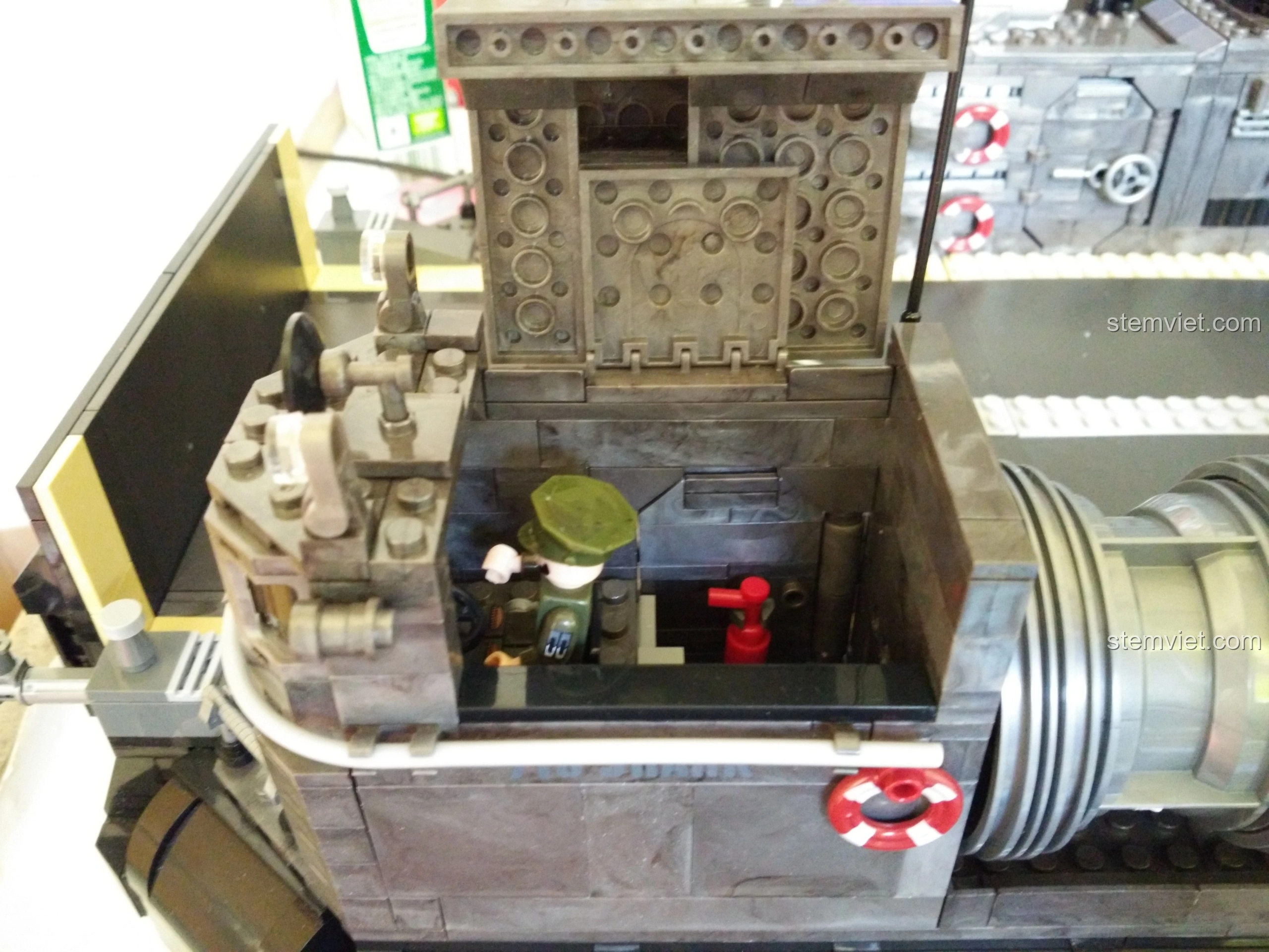 Bên hông buồng lái của Tàu Đổ Bộ Đệm Khí XINGBAO XB-06019 với các chi tiết cửa và bánh xe điều khiển, tăng tính chân thực.