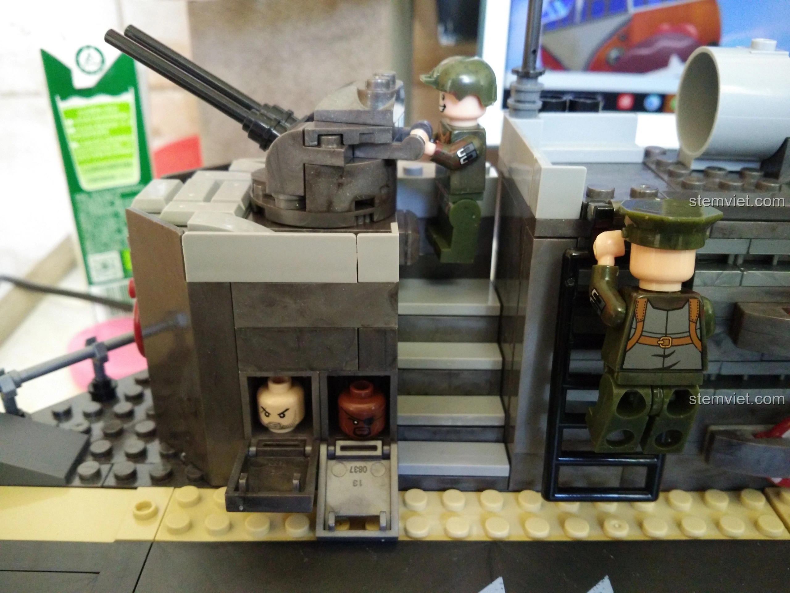 Góc nhìn bên hông buồng lái của Tàu Đổ Bộ Đệm Khí XINGBAO XB-06019, với các chi tiết phụ trợ và cửa sổ quan sát.