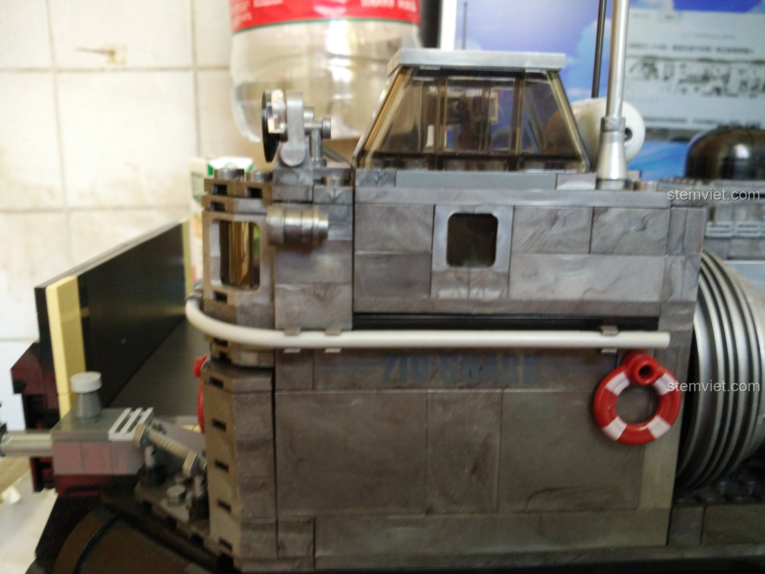 Nội thất buồng lái của Tàu Đổ Bộ Đệm Khí XINGBAO XB-06019 với vô lăng, cần số và bảng điều khiển, tăng tính chân thực.