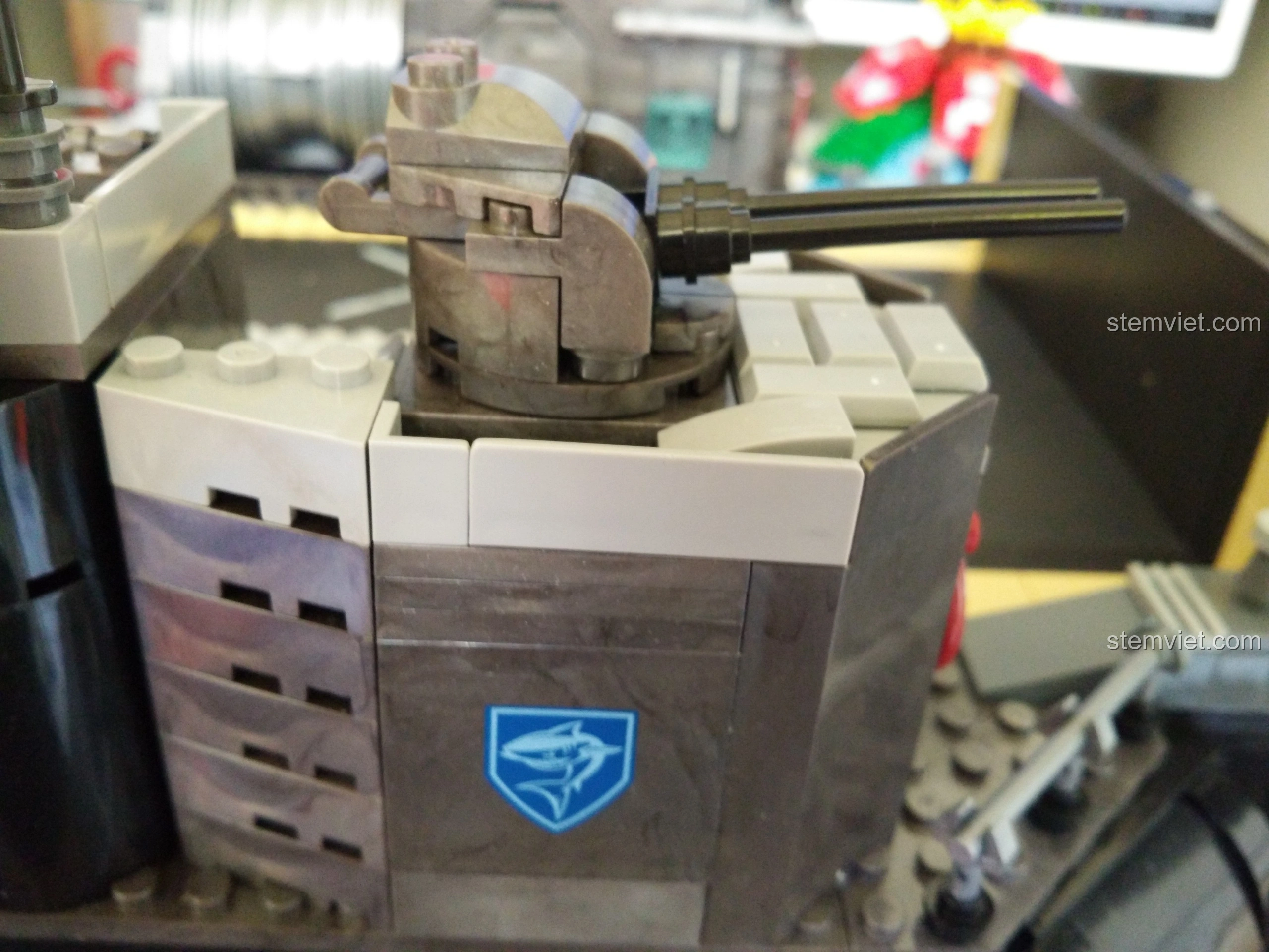 Buồng lái của Tàu Đổ Bộ Đệm Khí XINGBAO XB-06019 với kính màu trà và chi tiết phao cứu sinh, thể hiện sự tỉ mỉ trong thiết kế.